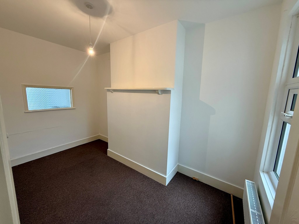 Lot: 112 - TWO-BEDROOM GROUND FLOOR FLAT WITH GARDEN - Bedroom two